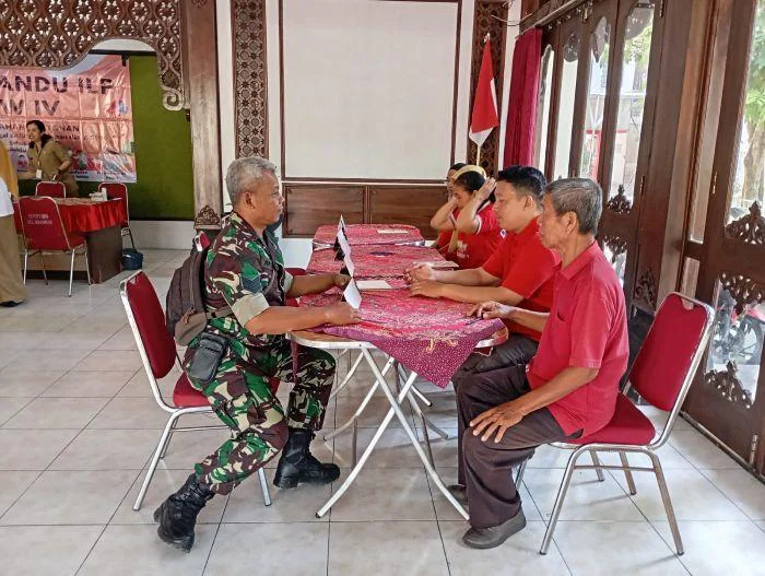 Peran Aktif Babinsa Kratonan Koramil 03/Serengan Kodim 0735/Surakarta Serma Aris Setyo Dampingi Posyandu Lansia di Aula Kelurahan Kratonan Kecamatan Serengan Kota Surakarta, (6/6/2026)