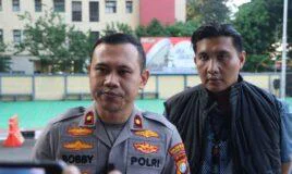 Eksekutor Utama Komplotan Jambret Kalung Emas di Jakarta Barat Akhirnya Ditangkap, Kapolsek Metro Tamansari Polres Metro Jakarta Barat Kompol Bobby M. Zulfikar didampingi Kanit Reskrim Akp Egy Irwansyah