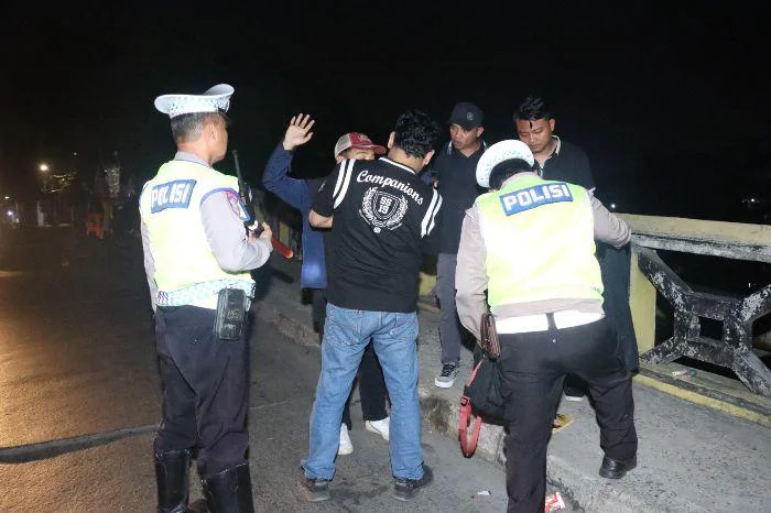 Polres Metro Jakarta Barat kembali menggelar kegiatan Razia Kejahatan Jalanan dan Patroli Mobile. Razia Kejahatan Jalanan di Tambora, Empat Orang Kedapatan Membawa Sabu, Sinte dan Tramadol