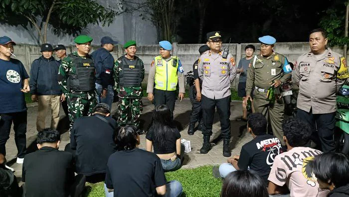 TNI Bersama Komduk Laksanakan Patroli Malam di Wilayah Kodim 0506/Tgr, personel Koramil 01/Tangerang dan Koramil 07/Pondok Aren Patroli dilakukan secara humanis 