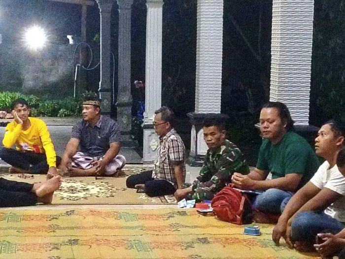 Patroli Wilayah dan Pembinaan Pemuda, Babinsa Desa Rembun Koramil 13/Nogosari, Serda Supriyadi, melaksanakan patroli kewilayahan dan menghadiri pertemuan Karang Taruna Dukuh Banyurejo, Desa Rembun, Kecamatan Nogosari, Kabupaten Boyolali.