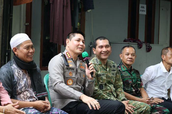 Jaga Jakarta On The Spot di Klender: Kapolres Metro Jakarta Timur Kombes Pol. Dr. Alfian Nurrizal, dan Dandim 0505 Jakarta Timur Kolonel Inf. Nelson Paido Makmur Marpaung di Pos Terpadu RW 01 Kebon Singkong, Kelurahan Klender, Kecamatan Duren Sawit, Jakarta Timur, Selasa (9/6/2026).
