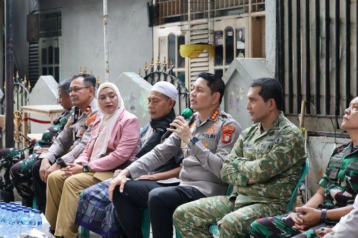 Sinergi TNI-Polri di Klender: Jaga Jakarta On The Spot Serap Aspirasi Warga, Kapolres Metro Jakarta Timur, Kombes Pol. Dr. Alfian Nurrizal, didampingi Dandim 0505/Jakarta Timur, Kolonel Inf. Nelson Paido Makmur Marpaung, di Pos Terpadu RW 01 Kebon Singkong, Kelurahan Klender, Kecamatan Duren Sawit, Selasa (9/6/2026).