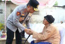 Kapolda Babel Irjen Pol Viktor T. Sihombing didampingi Wakapolda Brigjen Pol Murry Mirranda Bedah Rumah Warga di Belitung Sambut HUT Bhayangkara ke-80