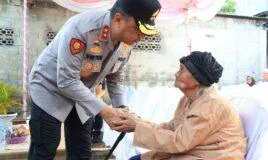 Kapolda Babel Irjen Pol Viktor T. Sihombing didampingi Wakapolda Brigjen Pol Murry Mirranda Bedah Rumah Warga di Belitung Sambut HUT Bhayangkara ke-80