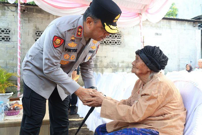 Kapolda Babel Irjen Pol Viktor T. Sihombing didampingi Wakapolda Brigjen Pol Murry Mirranda Bedah Rumah Warga di Belitung Sambut HUT Bhayangkara ke-80