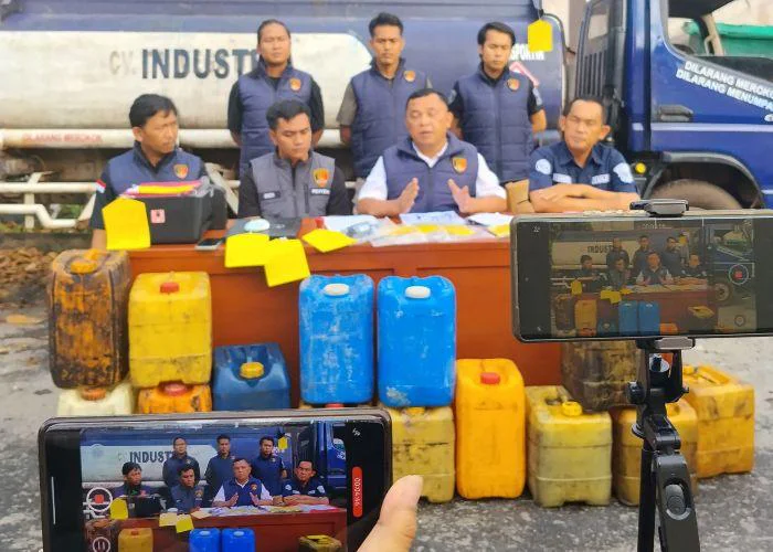 Satreskrim Polres Belitung Ungkap Dugaan Penyalahgunaan BBM Bersubsidi, sembilan tersangka diamankan, truk tersebut diduga mengangkut BBM jenis Bio Solar bersubsidi yang kemudian diperjualbelikan seolah-olah sebagai BBM industri non-subsidi 