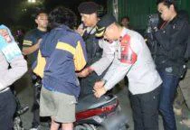 Razia Dini Hari di Tambora, Kegiatan yang dipimpin oleh Kasubag Binkar Polres Metro Jakarta Barat Kompol Anggoro Winardi Temukan Dua Orang Bawa Tembakau Sintetis