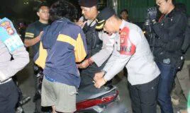 Razia Dini Hari di Tambora, Kegiatan yang dipimpin oleh Kasubag Binkar Polres Metro Jakarta Barat Kompol Anggoro Winardi Temukan Dua Orang Bawa Tembakau Sintetis