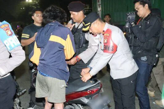 Razia Dini Hari di Tambora, Kegiatan yang dipimpin oleh Kasubag Binkar Polres Metro Jakarta Barat Kompol Anggoro Winardi Temukan Dua Orang Bawa Tembakau Sintetis