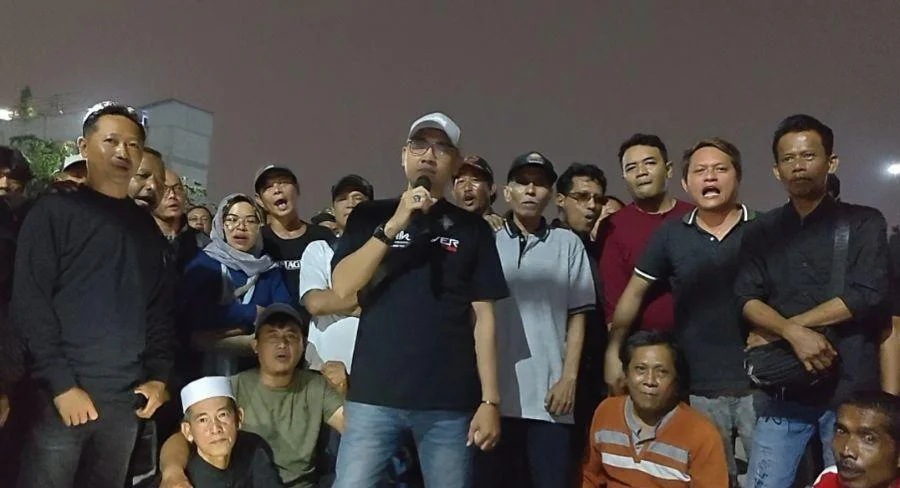 Deklarasi Loyalitas, BPPKB Haji Dudung Sugriwa (HDS) Se-Jakarta Utara: Dukung Penuh Ketua Umum (Ketum) BPPKB Banten HDS, Dr. H. Adi Kurnia, di halaman Sekretariat Dewan Pimpinan Anak Cabang (DPAC) BPPKB Banten HDS Alap-Alap Ancol, Jalan Raya Kampung Bandan, Jakarta Utara, Minggu (21/6/2026) malam.
