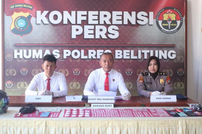 Polres Belitung Ungkap Dua Kasus Sabu, Kapolres Belitung AKBP Sarwo Edi Wibowo, menegaskan bahwa pihaknya akan terus meningkatkan upaya pencegahan dan penindakan terhadap peredaran gelap narkotika di wilayah hukum Polres Belitung., Kasat Resnarkoba Polres Belitung, AKP Budi Santoso