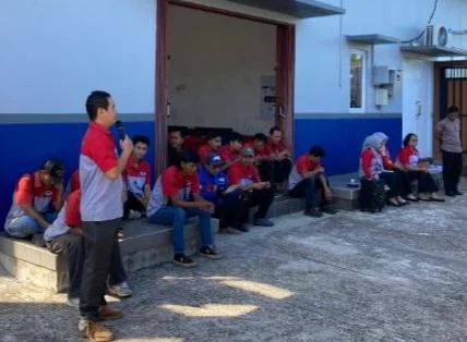 Kasat Resnarkoba Polres Belitung AKP Budi Santoso, didampingi personel Sat Resnarkoba, edukasi bahaya Narkoba di Kantor JNE Cabang Utama Tanjungpandan, Jalan Air Ketekok No. 01, Desa Air Merbau, Kecamatan Tanjungpandan, Kabupaten Belitung 