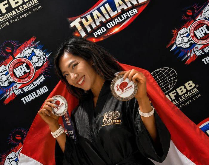 Jingga atlet wanita asal Tanjungpandan, Belitung, yang sukses meraih posisi Runner-Up (Juara II) dalam ajang bergengsi IFBB Pro League Pro Qualifier Thailand 2026.