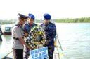 Tabur Bunga di Laut, Polres Belitung Kenang Jasa Pahlawan dalam Rangka Hari Bhayangkara ke-80, Wakapolres Belitung Kompol Bagus Krisna Ekaputra bersama Satuan Polisi Perairan dan Udara (Satpolairud) melaksanakan Upacara dan Tabur Bunga di perairan Belitung, Rabu (24/6/2026).