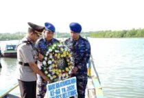 Tabur Bunga di Laut, Polres Belitung Kenang Jasa Pahlawan dalam Rangka Hari Bhayangkara ke-80, Wakapolres Belitung Kompol Bagus Krisna Ekaputra bersama Satuan Polisi Perairan dan Udara (Satpolairud) melaksanakan Upacara dan Tabur Bunga di perairan Belitung, Rabu (24/6/2026).