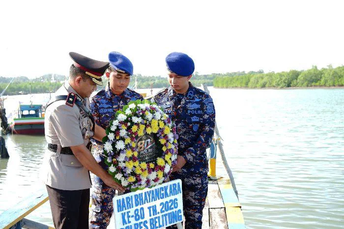 Tabur Bunga di Laut, Polres Belitung Kenang Jasa Pahlawan dalam Rangka Hari Bhayangkara ke-80, Wakapolres Belitung Kompol Bagus Krisna Ekaputra bersama Satuan Polisi Perairan dan Udara (Satpolairud) melaksanakan Upacara dan Tabur Bunga di perairan Belitung, Rabu (24/6/2026).