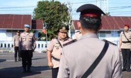 Peringati HUT Bhayangkara ke-80, Kapolres Belitung AKBP Sarwo Edi Wibowo memimpin Upacara Ziarah Makam Pahlawan yang dilaksanakan di Taman Makam Pahlawan Ksatria Tumbang Ganti, Rabu (24/6/2026).