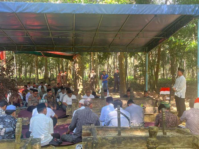 Menyongsong HJKT ke-188, Kapolsek Membalong Iptu Otong Sutisman Hadiri Ziarah Makam Kyai Agus Rahat, di kawasan Aik Lubuk, Dusun Air Gede, Desa Kembiri, Kecamatan Membalong, Kabupaten Belitung, Jumat (26/6/2026).