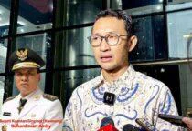 Bupati Kuantan Singingi (Kuansing), Suhardiman Amby, bersama Sekretaris Daerah (Sekda) Kuansing, Zulkarnaen, juru bicara KPK Budi Prasetyo,di Gudung Merah Putih