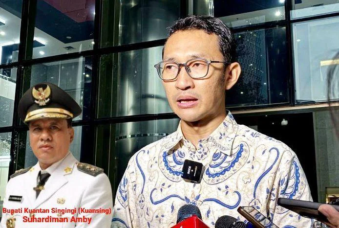 Bupati Kuantan Singingi (Kuansing), Suhardiman Amby, bersama Sekretaris Daerah (Sekda) Kuansing, Zulkarnaen, juru bicara KPK Budi Prasetyo,di Gudung Merah Putih