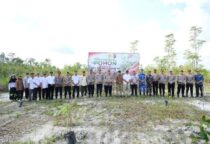 Polres Belitung Gelar Penanaman Pohon Peringati Hari Bhayangkara ke-80, di Pos PT. Timah Badau, Jalan H. A.S. Hanandjoeddin, Desa Badau yang dipimpin oleh Kapolres Belitung AKBP Sarwo Edi Wibowo, S.I.K dan dihadiri oleh Wakil Bupati Kab. Belitung,