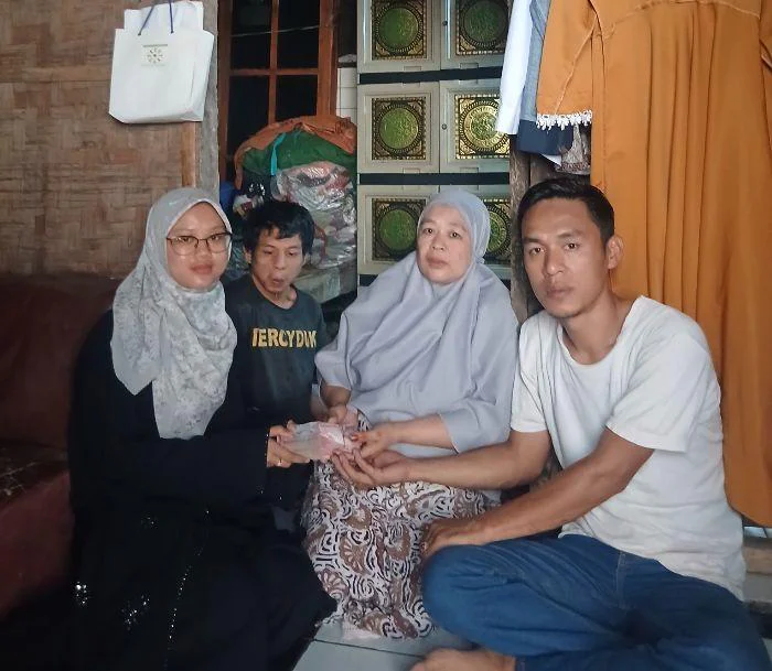 Wujud Kepedulian Polri, Ibu Tangguh Itoh (55), warga Kampung Cibedug Tengah, Desa Nagrak, Kecamatan Sukaraja, Kabupaten Bogor, Dapat Hadiah Bedah Rumah dari Kapolri