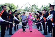 Tradisi Pedang Pora Sambut kedatangan AKBP Satria Darma bersama Ketua Bhayangkari Cabang Belitung, Ny. Minda Satria, di gerbang Mapolres Belitung, resmi Bertugas di Polres Belitung