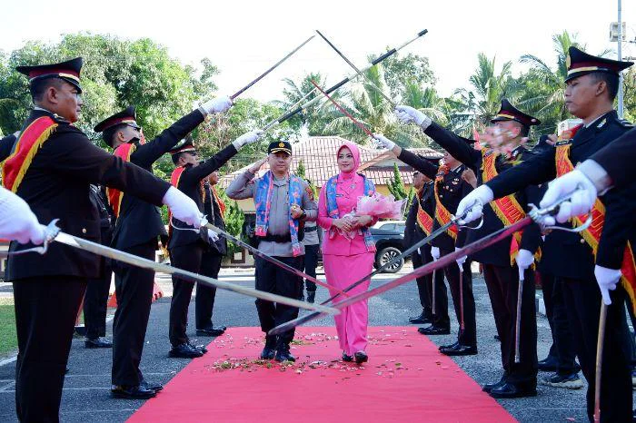 Tradisi Pedang Pora Sambut kedatangan AKBP Satria Darma bersama Ketua Bhayangkari Cabang Belitung, Ny. Minda Satria, di gerbang Mapolres Belitung, resmi Bertugas di Polres Belitung