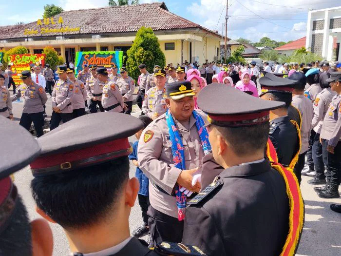 Polres Belitung Gelar Tradisi Pelepasan Kapolres AKBP Sarwo Edi Wibowo dan Ketua Bhayangkari Ny. Ice Sarwo Edi dipimpin oleh Kapolres Belitung AKBP Satria Darma