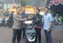 Kepedulian dan ketegasan Polsek Tambora dalam memberantas kejahatan, kembalikan motor hasil penyelundupan kepada korbanya, disaksikan langsung oleh Kapolsek Tambora Akp Wahyu Hidayat,