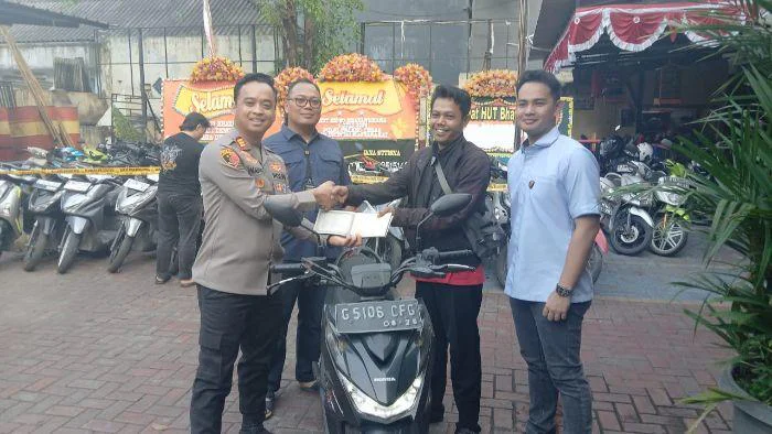 Kepedulian dan ketegasan Polsek Tambora dalam memberantas kejahatan, kembalikan motor hasil penyelundupan kepada korbanya, disaksikan langsung oleh Kapolsek Tambora Akp Wahyu Hidayat,