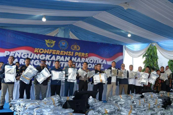 Tim Gabungan BNN, Polri, Bea Cukai Gagalkan Penyelundupan 3,37 Ton (3.371.400 gram) kuncup bunga ganja (cannabis buds) yang diduga disamarkan melalui jalur impor resmi