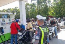 personel Satlantas Polres Belitung di tengah masyarakat kembali terlihat melalui kegiatan patroli, pemantauan, dan pengaturan arus lalu lintas di SPBU Air Merbau, Kabupaten Belitung, Sabtu (18/7/2026).