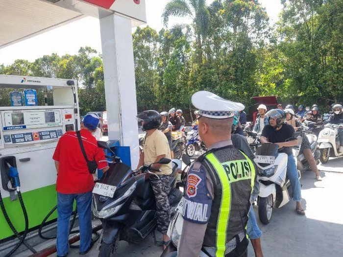 personel Satlantas Polres Belitung di tengah masyarakat kembali terlihat melalui kegiatan patroli, pemantauan, dan pengaturan arus lalu lintas di SPBU Air Merbau, Kabupaten Belitung, Sabtu (18/7/2026).
