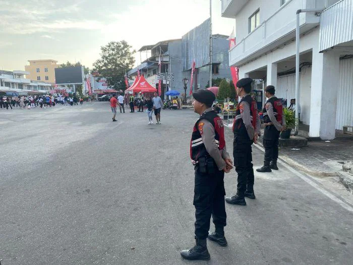 Polisi Pastikan Free Day Bundaran Satam Berlangsung Aman dan Lancar dipimpin oleh IPDA Solihin Sastra selaku pengambil apel. Tanjungpandan, Minggu (19/7/2026).