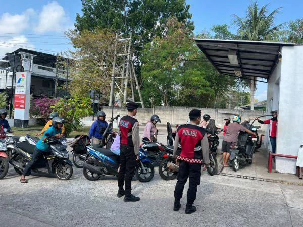 Personel Sat Samapta Polres Belitung melaksanakan patroli dan pemantauan di sejumlah Stasiun Pengisian Bahan Bakar Umum (SPBU) pada Senin (27/7/2026).