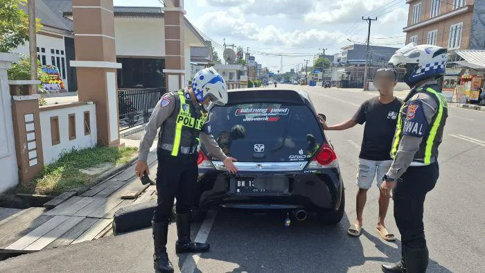 Satlantas Polres Belitung Gelar Patroli dan Penertiban TNKB Tidak Standar untuk Tingkatkan Keselamatan Berlalu Lintas, Selasa (28/7/2026).