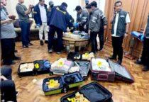 Polisi Geledah Rumah di Sentul, Tim penyidik dari Kortas Tipikor Polri bersama Ditreskrimsus Polda Metro Jaya berhasil menyita barang bukti fantastis, sita 74 Kg Emas dan Uang Asing Senilai Rp 476 Miliar