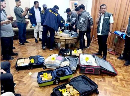 Polisi Geledah Rumah di Sentul, Tim penyidik dari Kortas Tipikor Polri bersama Ditreskrimsus Polda Metro Jaya berhasil menyita barang bukti fantastis, sita 74 Kg Emas dan Uang Asing Senilai Rp 476 Miliar
