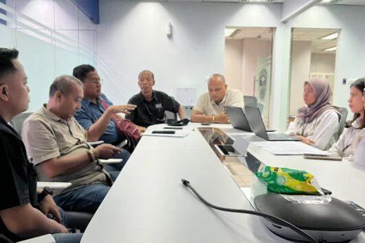 Aktivis lingkungan hidup dan Hak Asasi Manusia (HAM) asal Banyuwangi, Amir Ma’ruf Khan, mendatangi kantor Direktorat Jenderal Penegakan